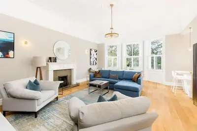 Stylish 2Bed in Leamington Spa with Parking | Pass The Keys