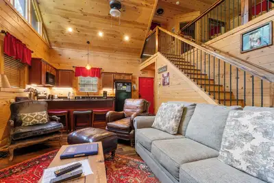 Image de Peaceful Cabin w/ Fire Pit, Hot Tub & Trails