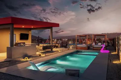 Image de Pickleball Court - Heated SaltPool - Ev Charger - Fire pit - Daybed in Jt