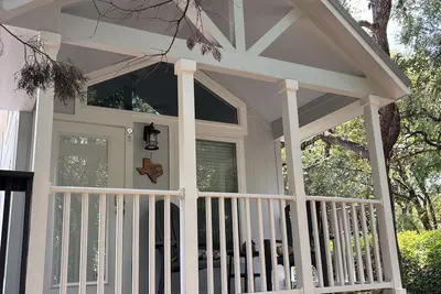Image de Charming 1-bedroom cottage nestled in the woods 1 mile from Historical Gruene Tx