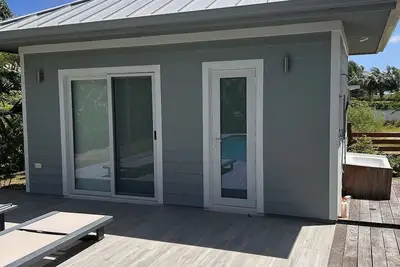 Image de Charming pool house with Ac and WiFi in West Bay.