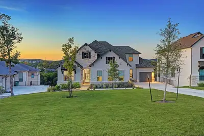 Image de Gorgeous home on a hill with amazing hilltop views, near the lake