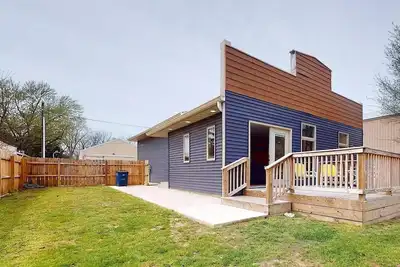 Image de South Bend Hidden Gem - 2 Bed/2 Bath - Deck + Fenced In Back Yard - Hot Tub