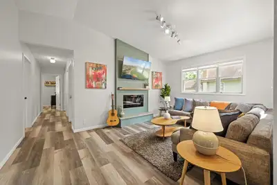 Image de Stylish, serene 4-bedroom house with fenced yard in popular White Bear Lake