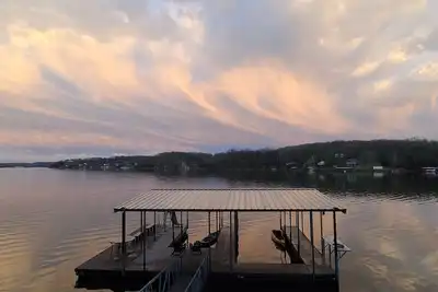 Image de Spacious 4bed Lake house w/HotTub, game garage, Ac, WiFi