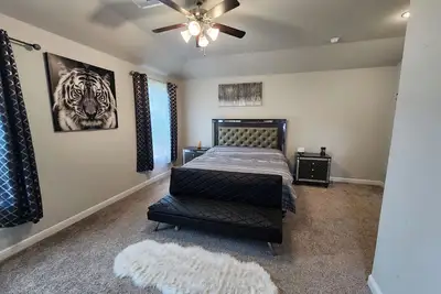 Image de Welcome to The Cozy House! 3500sqf house with 20ft ceilings. Home office and gym