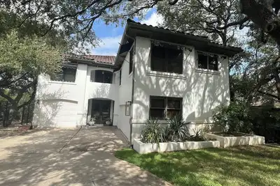 Image de Gorgeous 4-bedroom home in Westlake, Eanes school district.