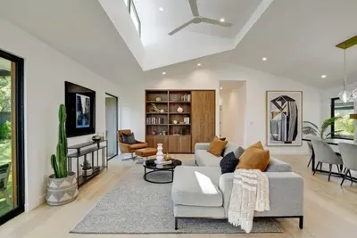 Image de Luxury mid-century modern-inspired home