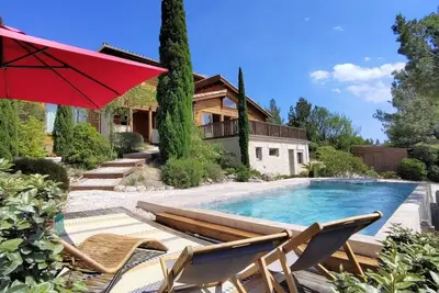 Image de Les Cigales : magnifique maison en bois avec piscine! Idéal pour les familles