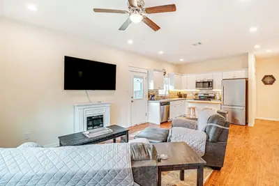 Image de Montgomery Cottage w\/ Fenced Yard < 1 Mi to Lakes!