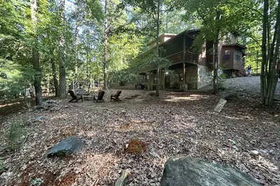 Image de Bear-A-Dise- A beautiful mountain cabin-sleeps 12, hot tub, game room & firepit.