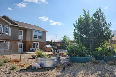 Image de Cozy, peaceful 2-bedroom duplex on an active, off-grid homestead in Rock Springs