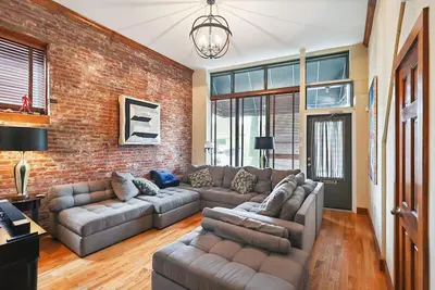 Image de Large Executive 1st Floor Apartment with Chefs Kitchen!
