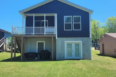 Image de Brand new lake front house with private dock. Come visit the Loon's Nest
