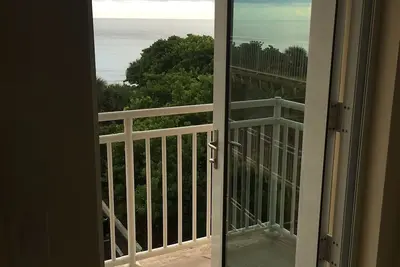 Image de Direct Oceanview - 2 Bedroom Remodeled Condo - Palm Beach - Beach Front w/ Pool