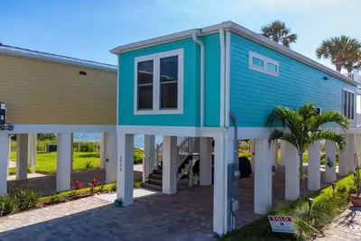 Image de Charming waterfront home in Jensen Beach, rooftop balcony, pool, kayaks, Bbq
