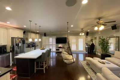 Image de OneHaley - Clean Energy Home - Cozy, Charming Home for Your Comforts