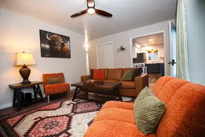 Image de Stampede Place- New listing! Dog friendly home close to grocery stores and library