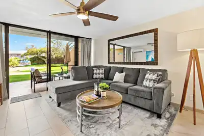 Image de Open concept ground floor condo with tropical vibe