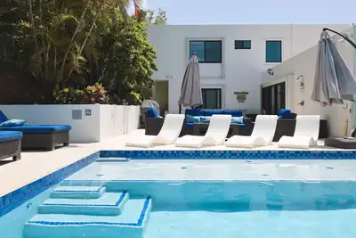 Image de Sleeps 10 w\/Pool! 5 mins to Magen's Bay & Dining