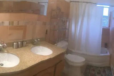 Image de Cozy 1-bedroom place inside 3-bedroom flat with Private Bathroom near Glen Park