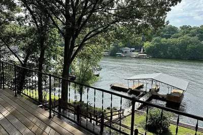 Image de Lakefront, no hills, large decks w 2 boat dock Experience waterfront lake living!