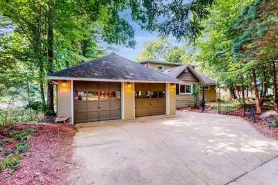 Image de Lake Michigan Retreat with large patio, gas grill, fire pit, & outdoor hot tub