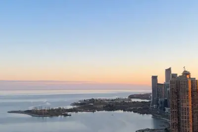 Image de Luxurious High-Rise Condo with Stunning Waterfront Views