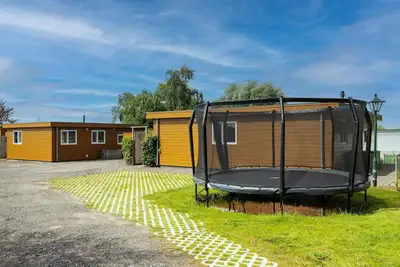 Image de Deux grands chalets cĂ´te Ă cĂ´te avec 2 sloops