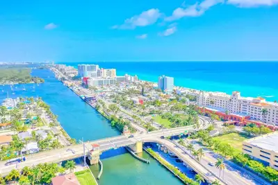 Hollywood Beach | Pool | Modern Updated Home | Serene Nature Preserve