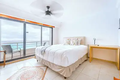 Image de Oceanfront, 3 pools and beach just steps away!