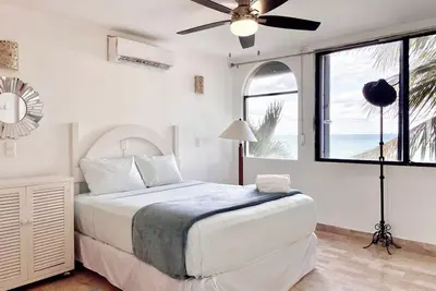 Image de Beachfront Apartment | Ocean Views + Pool Access