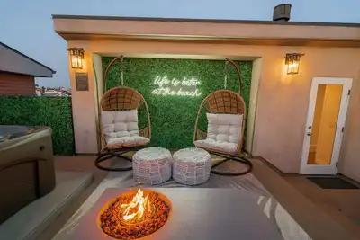 Image de 4 Br, Roof Deck, Hot Tub, Steps to Beach & Dining