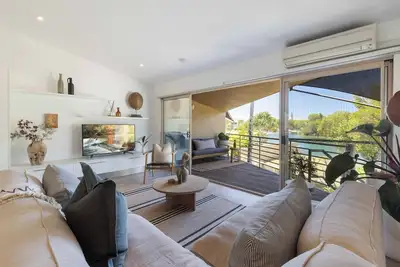 Image de Riverfront Luxury: Poolside, Near Hastings