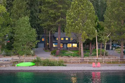 Image de West Shore Lake House by AvantStay | Ski Cabin w\/ Backyard Sledding Hill!