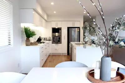 Image de Modern, Sunny & Spacious - 5 minutes walk to the heart of Ahuriri!