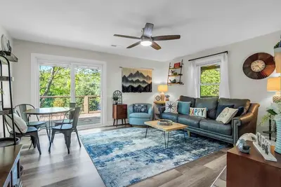 Image de Pet-Friendly, Convenient Cabin Minutes from Downtown Hendersonville