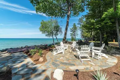Image de Huron Helm · Lake Front*Hot Tub*Fire Pit*Kayaks*Arcade Games*