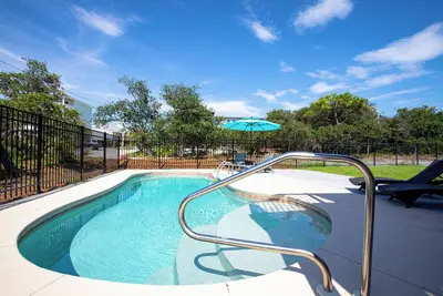Image de Brand New Pet Considered! Private pool, fenced yards and steps to the beach