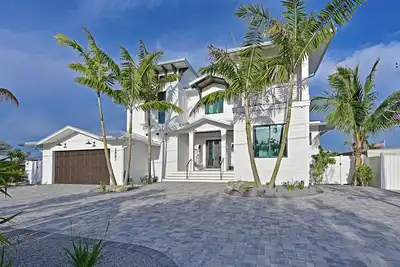 Image de Luxe Waterfront Canal Home w Heated Pool & Spa Golf Rooftop Deck Outdoor Kitchen