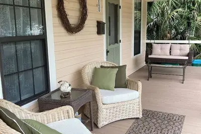 Image de New Listing! Charming, newly renovated beach cottage gem. Snowbird discount!