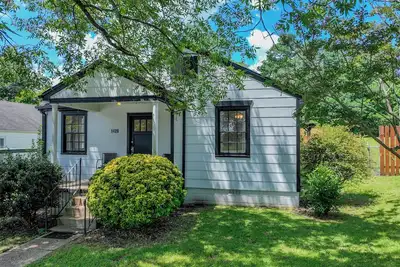 Image de T-Town Bungalow - Book for 2024 Football Season!