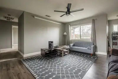 Image de 4-Bed Retreat Near Arden Mall - Secure, Fully Furnished, and Freeway Accessible