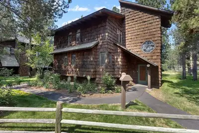 Image de Cozy, Golf Course Town Home in Sunriver, Two Fireplaces, Private balcony