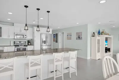 Image de 5 Br House in charming Key Colony Beach with Pool & 50ft Dock