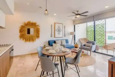 Image de Bahay Condos 1-3 min walk to beach & 5th Av! Stylish 2-bdr apartment. fast WiFi!