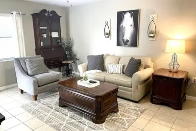 Image de Updated Downtown Clermont Suite 837