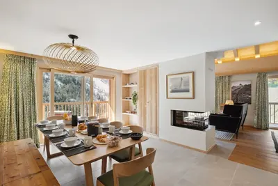 Image de Epoustouflant duplex de 221m2 proposant un vaste living room avec cheminée et vue sublime sur les mo