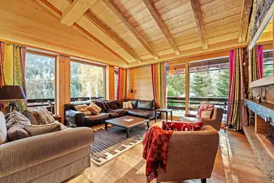 Image de A quelques minutes du centre du village de Champéry, ce magnifique chalet bénéficie d’une situation