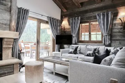Image de Le Chalet Skyfall by Mrs Miggins a été inspiré par la culture alpine traditionnelle et un design mod